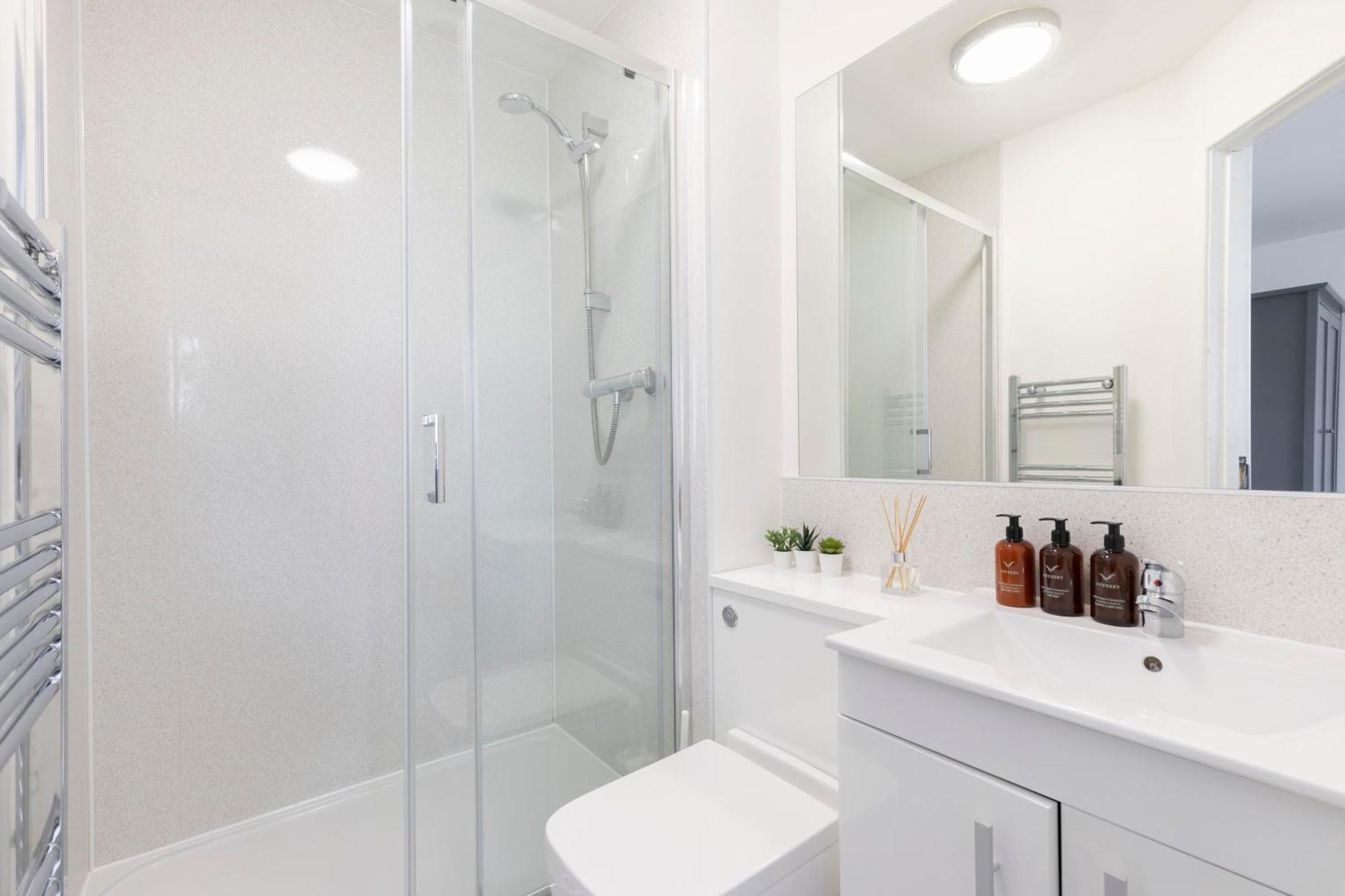 Modern Four Bedroom Four Bathroom Home Cheltenham Buitenkant foto