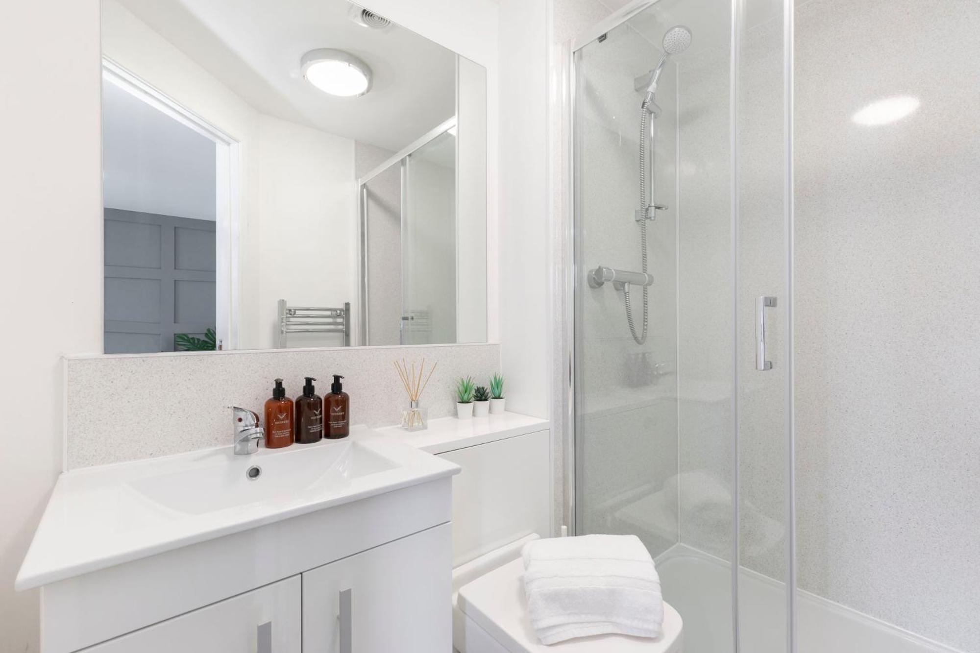 Modern Four Bedroom Four Bathroom Home Cheltenham Buitenkant foto